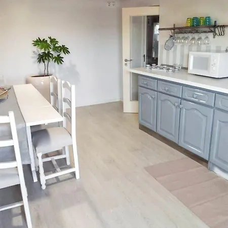 Prázdninový dům Charming House In With Shared Pool