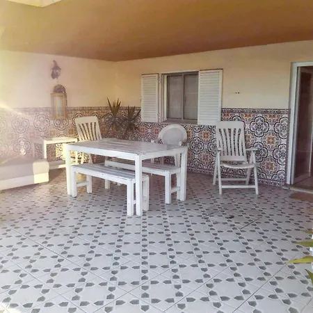 Dom wakacyjny Charming House In With Shared Pool *