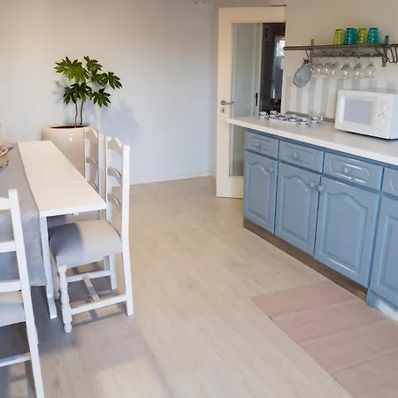 Charming House In With Shared Pool Requiao